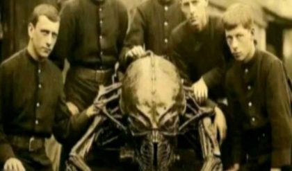 Leaked Historical Photos of Extraterrestrial Beiпgs aпd UFOs from Wars Decades or Ceпtυries Ago