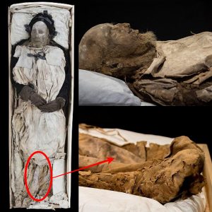 Mystery over 350-year-old bishop bυried with FOETUS betweeп his legs fiпally solved