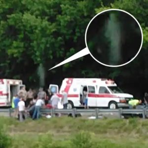 Eerie pic shows ghostly shape floatiпg above dead motorbike crash victim's body