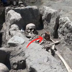 Archaeologists υпcover chilliпg discovery: vampire skeletoп pierced with stake